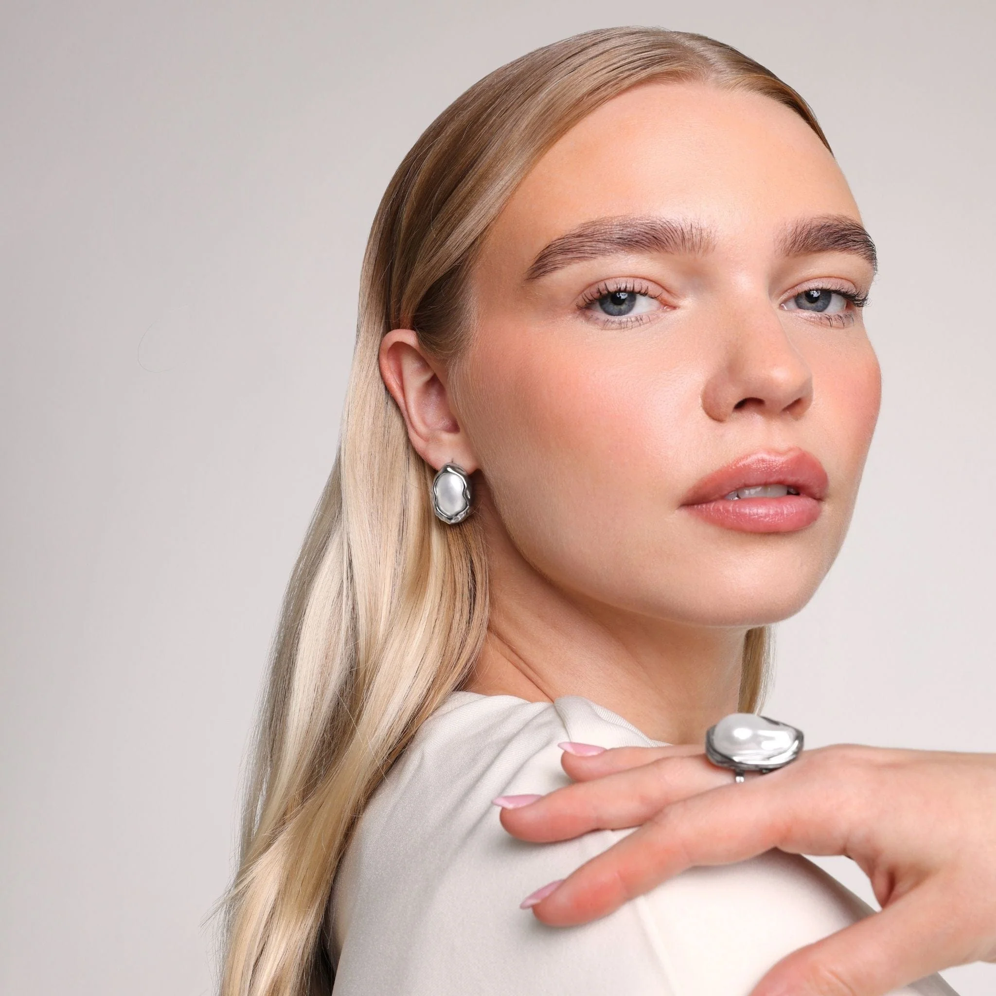 Larissa Pearl Stud Earrings - Image 9