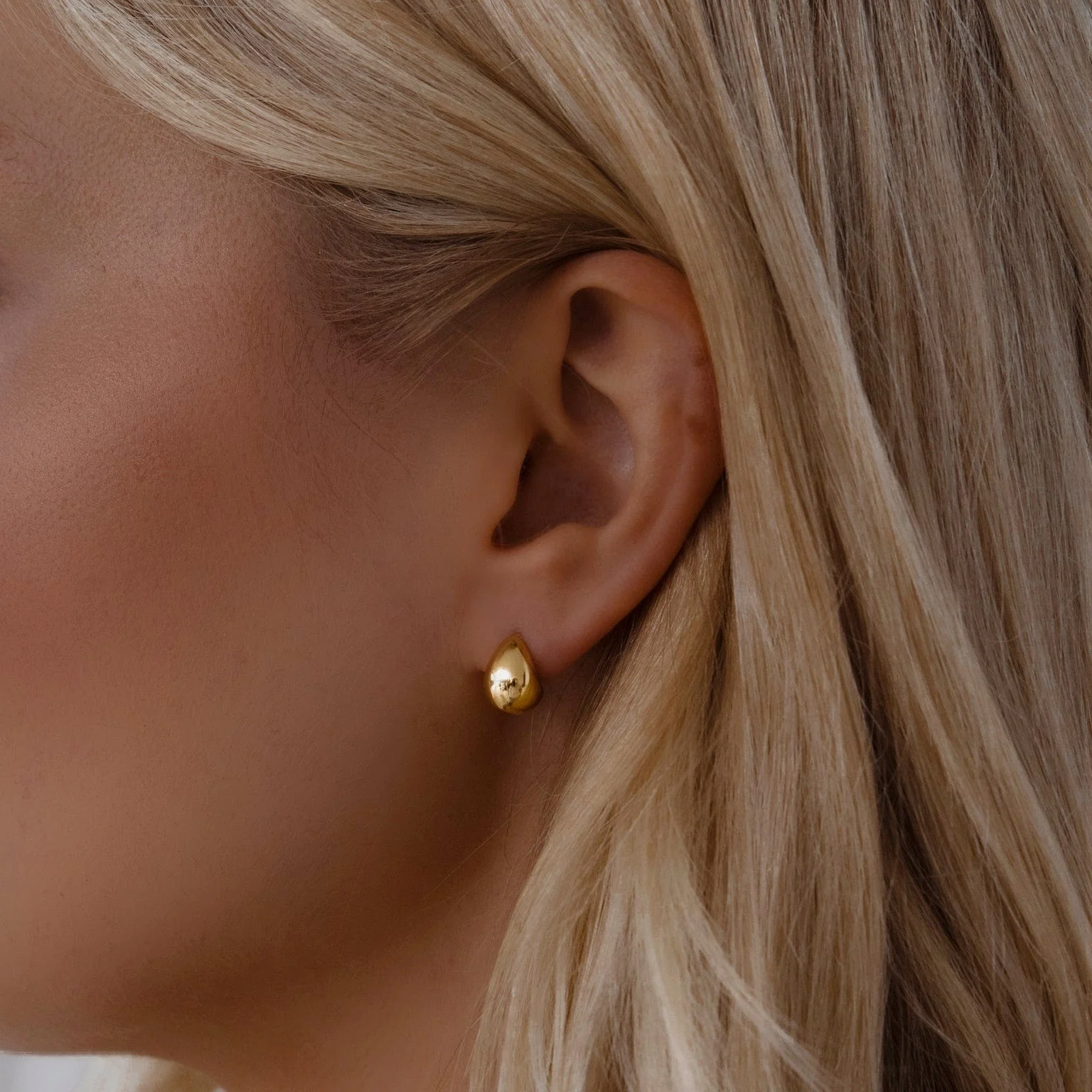 Larsa Stud Earrings - Image 4